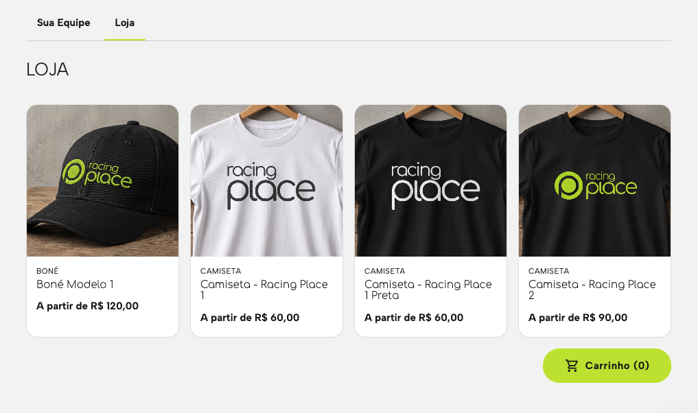 Loja da equipe no Racing Place, com boné, camisetas e o botão do carrinho